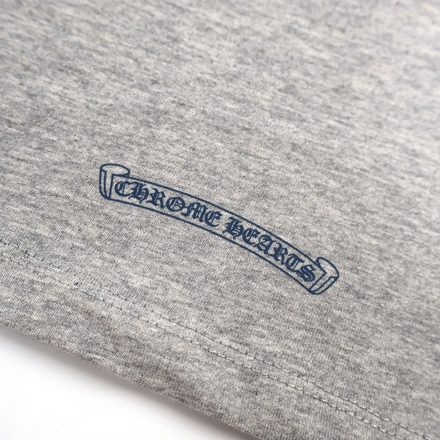 🅿️340 [Exclusive supply] CH Crow heart flocked cross long-sleeved T-shirt (grey) The original version was purchased and developed for 10949, a popular item in early autumn. The fabric is lightly brushed cotton 180g fabric. The upper body is super skin-friendly and soft. Original cowhide main label wash mark. Silver thread anti-counterfeiting laser. Purchased the original version and developed it 1:1 restoration. The flocking print is consistent with the original version. They are all black and cyan (green light), not the ordinary black fake version on the market. The collar threads are also dyed in the same vat. Size:S-M-L-XL